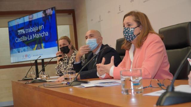 Rosa Ana Rodríguez, en primer plano, junto a Jaime Campos y María Teresa Company.