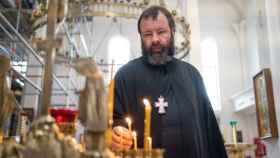 El padre Kórdochkin enciende una vela en el interior de la catedral ortodoxa rusa de Madrid. REPORTAJE GRÁFICO Y VÍDEO DE SARA FERNÁNDEZ