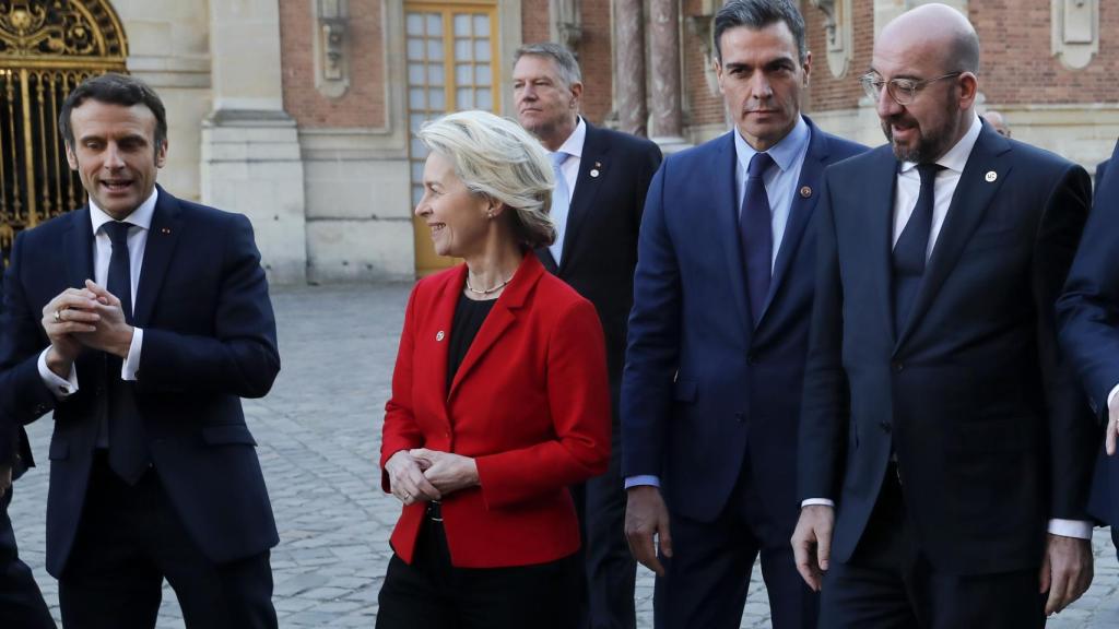 Pedro Sánchez, entre Emmanuel Macron, Ursula von der Leyen y Charles Michel, en el consejo Europeo informal de Versalles (Francia).