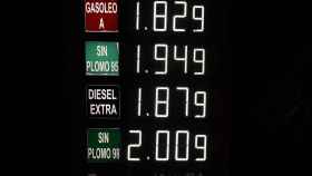 Un panel con el precio de la gasolina 98 superior a los 2 euros en Padrón (A Coruña).