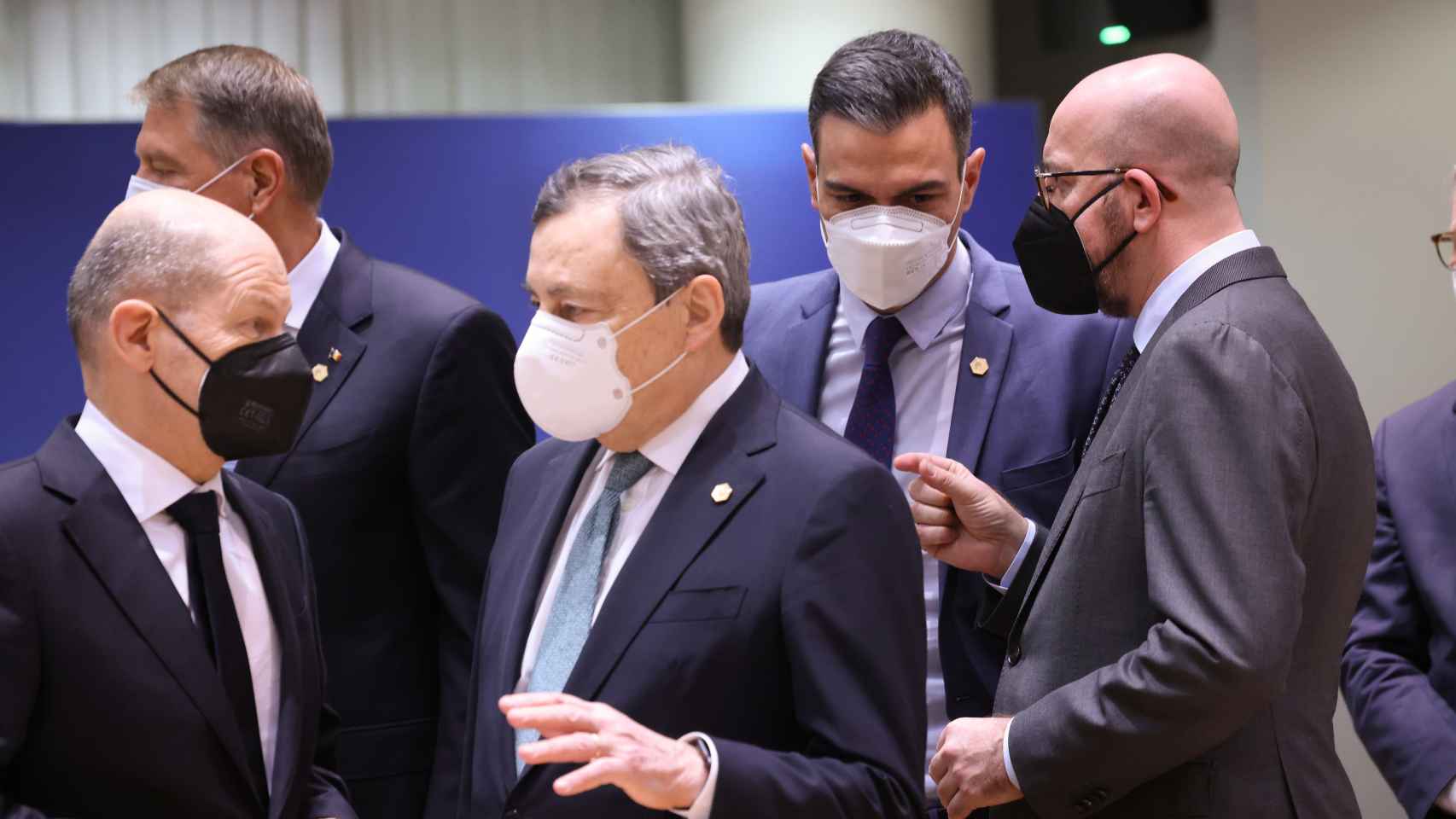 Olaf Scholz, Mario Draghi, Pedro Sánchez y Charles Michel, durante el Consejo Europeo de febrero en Bruselas