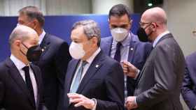 Olaf Scholz, Mario Draghi, Pedro Sánchez y Charles Michel, durante el Consejo Europeo de febrero en Bruselas