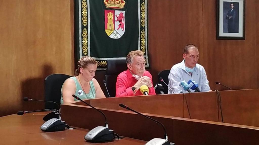 Imagen de la última rueda de prensa de los padres de Lucía Vivar, Almudena y Antonio, junto a su abogado.