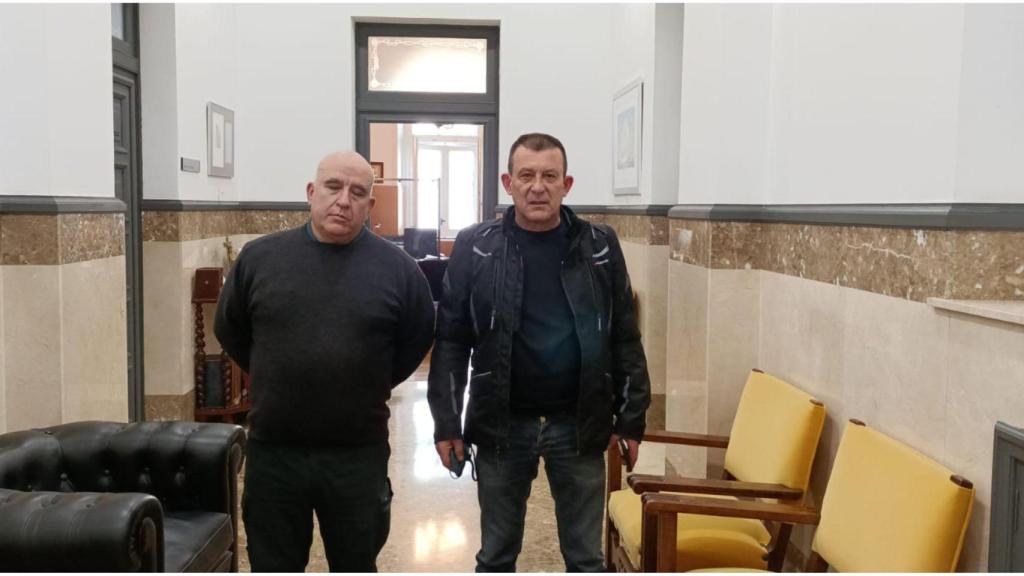 Dos vigilantes del Palacio de la Justicia de A Coruña llevan material a refugiados ucranianos