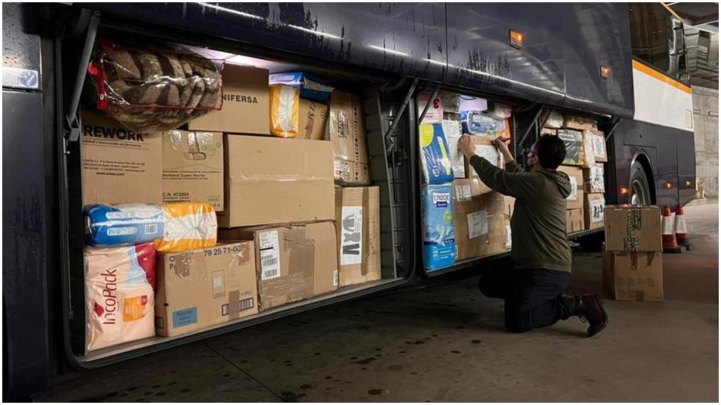 Profesorado de la USC preparando el material para su transporte.