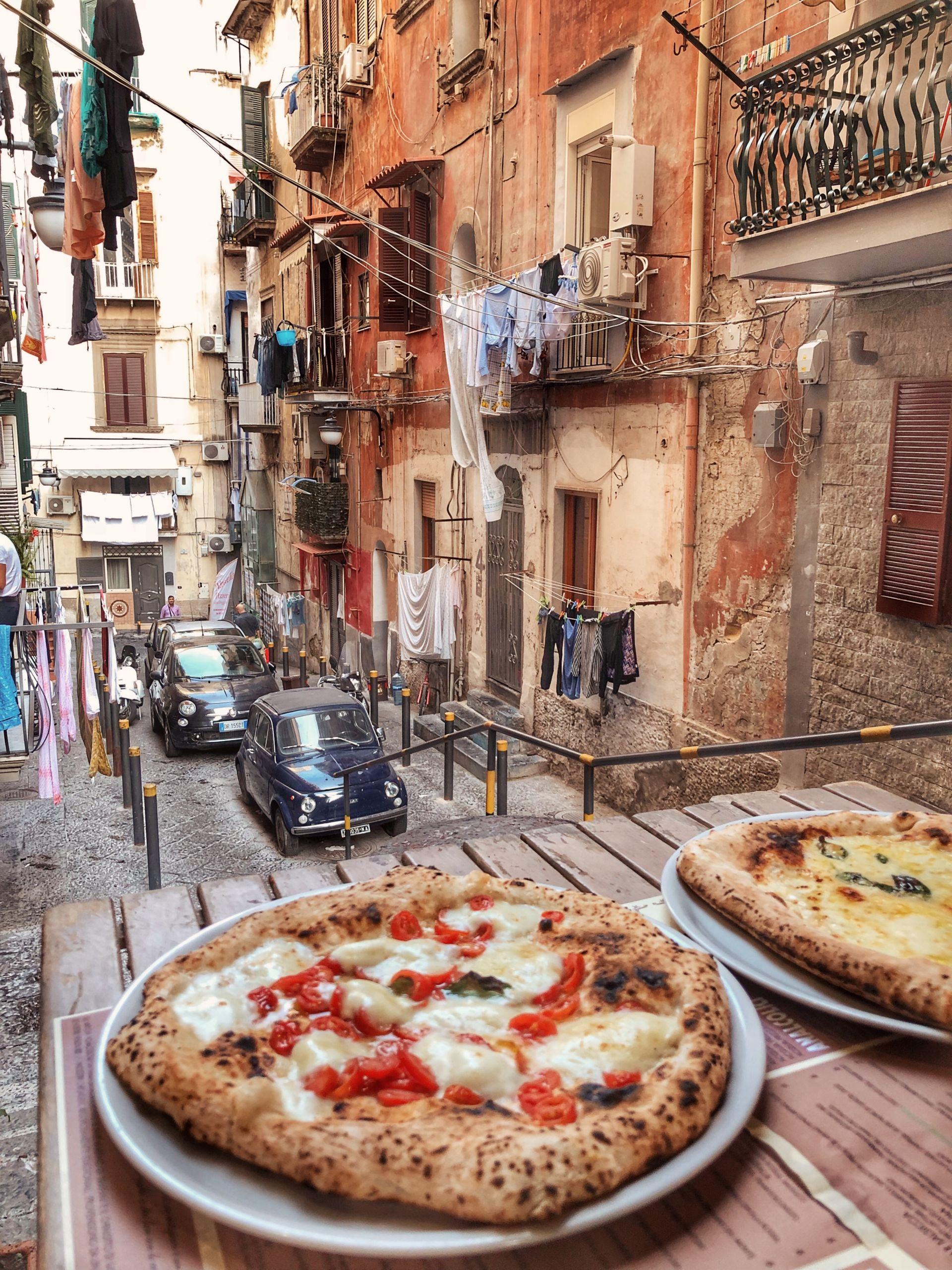 Pizzas con vistas a la ciudad de Nápoles, Italia.
