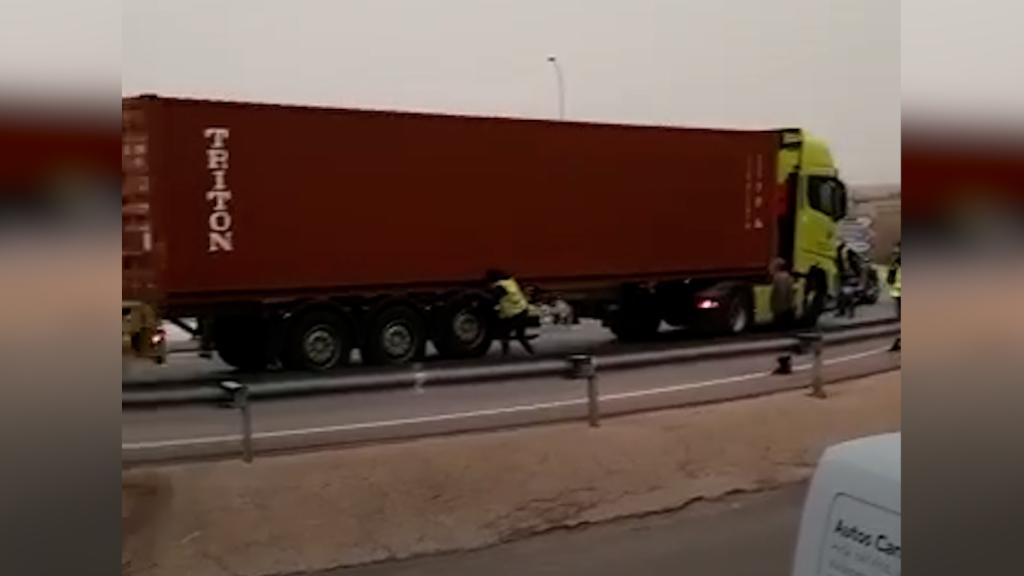 Clavos, cuchilladas en las ruedas, barricadas... los camioneros siembran el miedo en la huelga