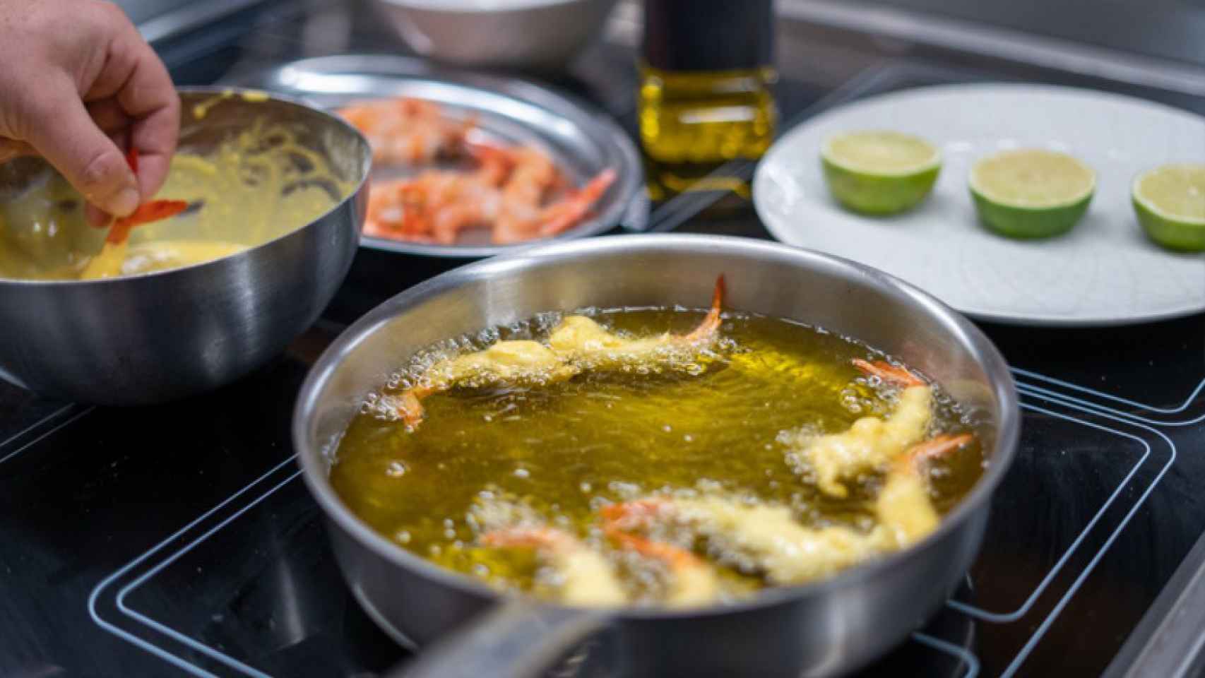 Un chef cocinando con aceite de orujo de oliva.