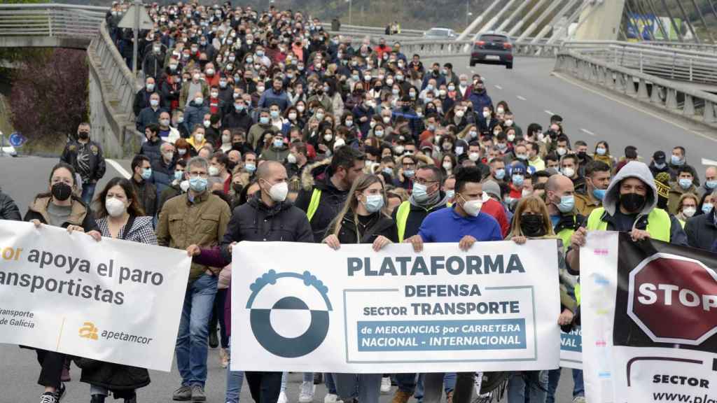 Transportistas de la Asociación Empresarial de Transporte de Mercancías por Carretera de Galicia participan con pancartas en una marcha de protesta hasta la Subdelegación del Gobierno de Ourense