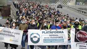 Transportistas de la Asociación Empresarial de Transporte de Mercancías por Carretera de Galicia participan con pancartas en una marcha de protesta hasta la Subdelegación del Gobierno de Ourense