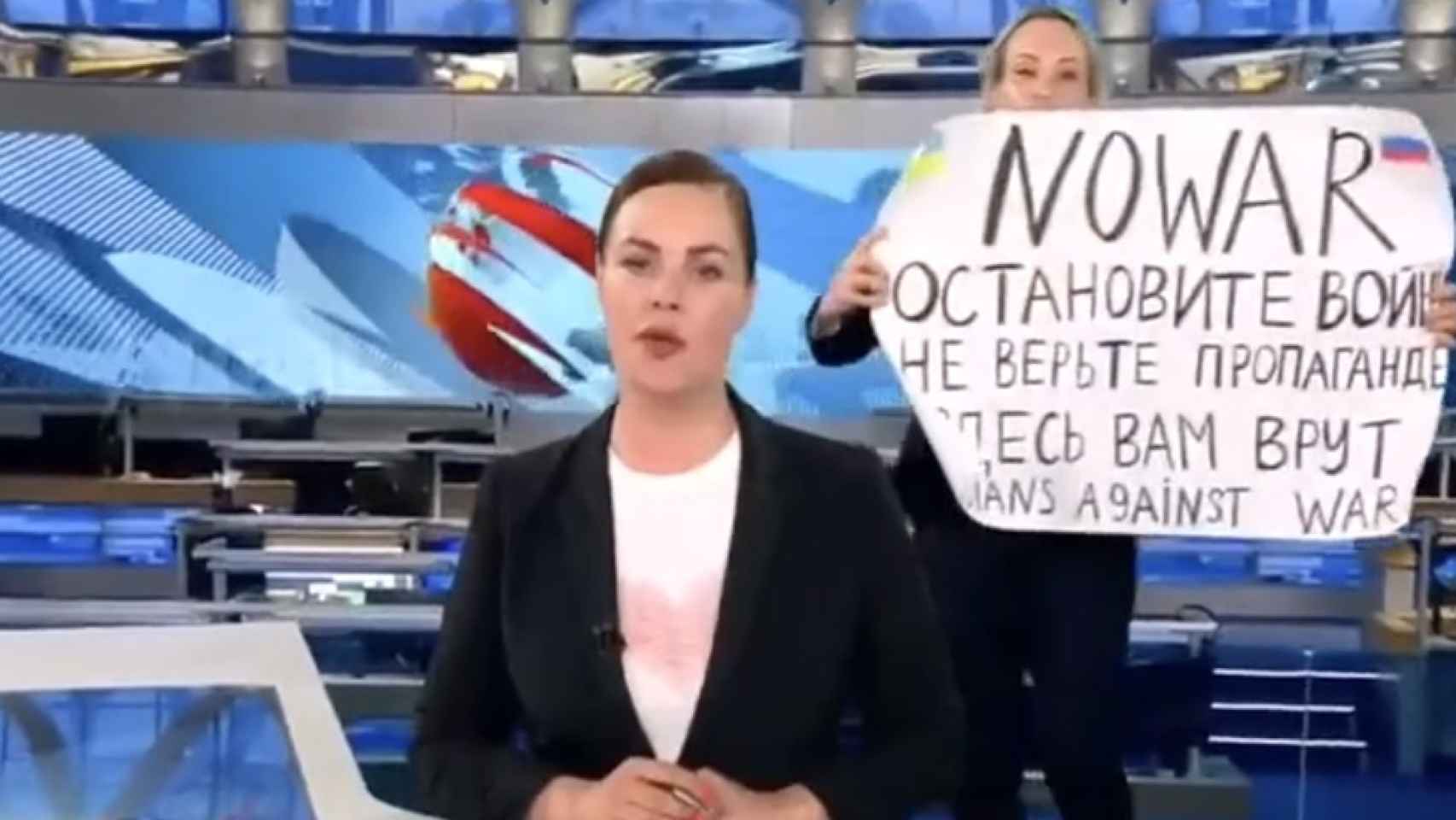 La periodista Marina Ovsyannikova, con un cartel contra la guerra durante el informativo de la televisión pública rusa.