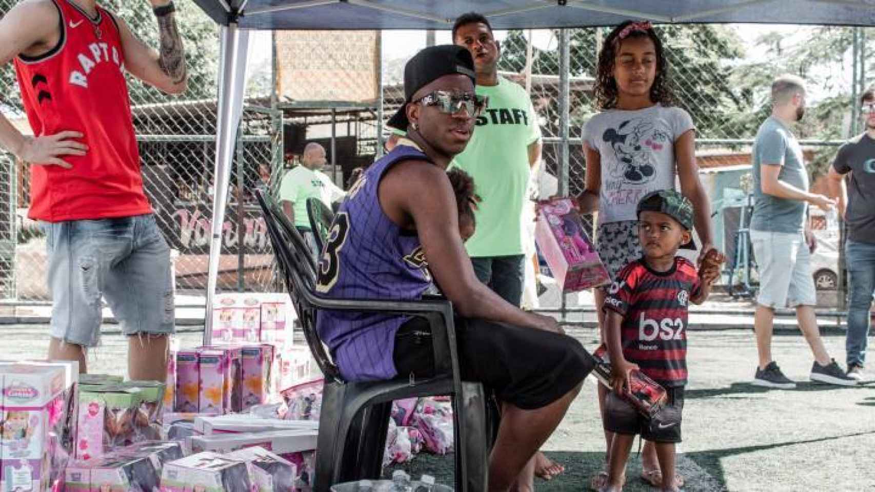 Vinícius, en una visita a São Gonçalo (Brasil), reparte juguetes para los niños con menos recursos. La imagen procede de su documental en Instagram TV 'Vini, For Real'.