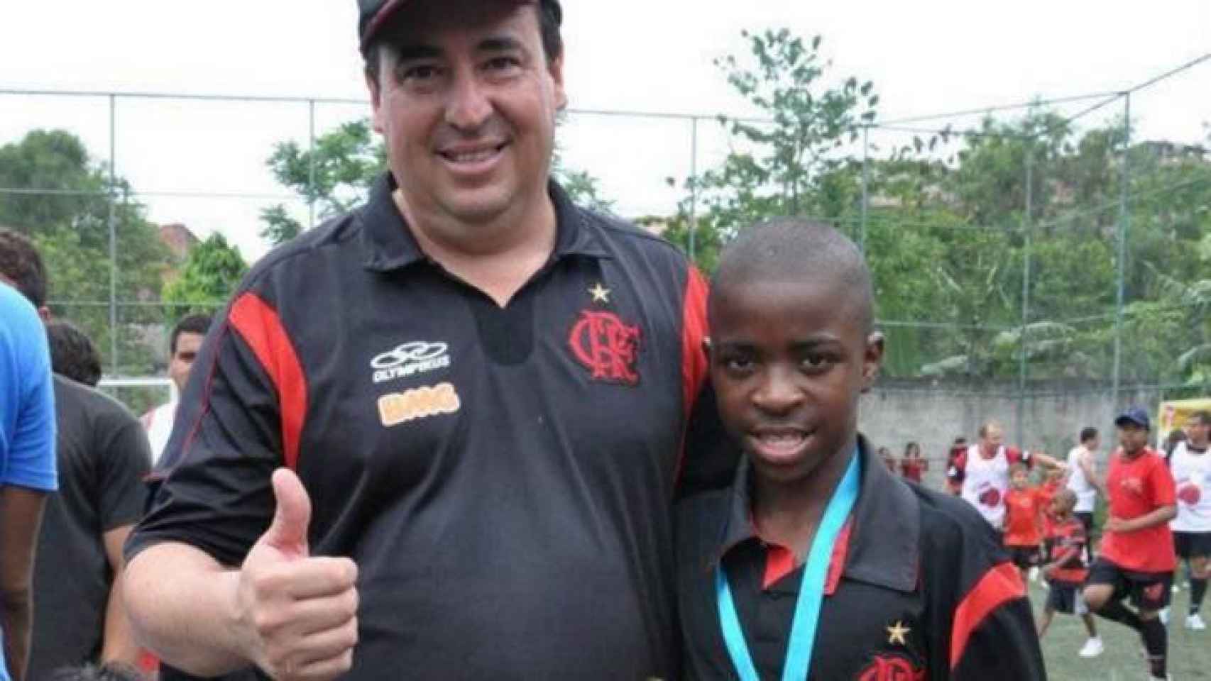 Vinícius junto a Cacau,  su descubridor en La Escolinha Fla, la escuela de la cantera del Flamengo.