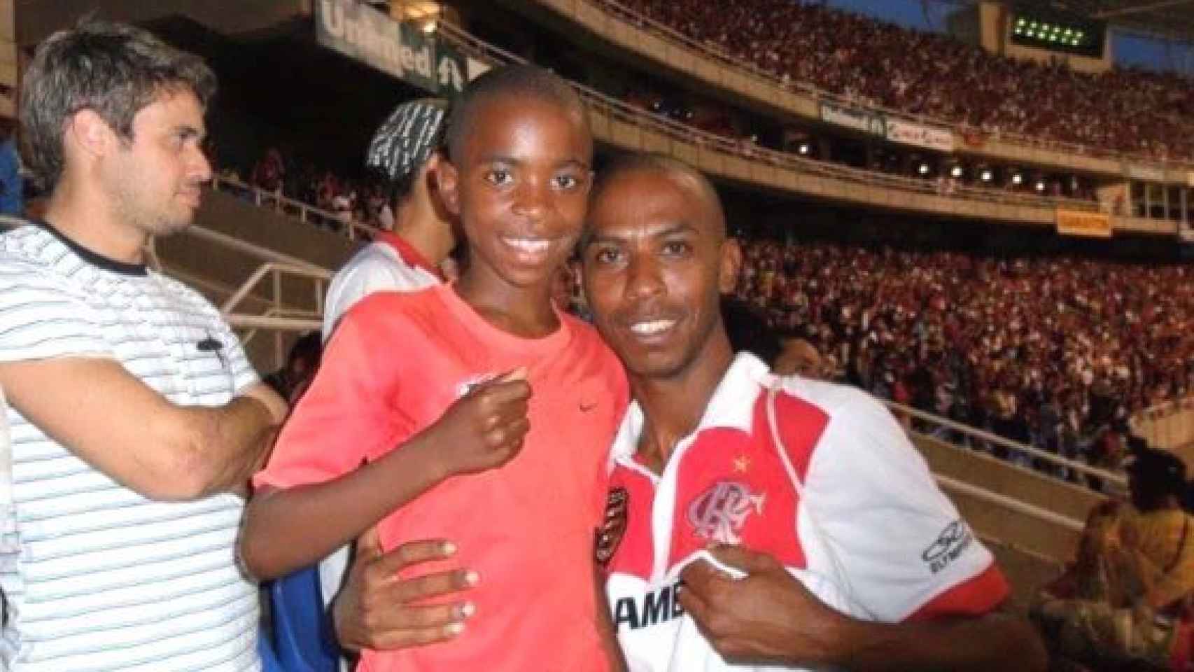 El futbolista y su padre, los dos llamados Vinícius, en un partido del Flamengo en Maracaná.
