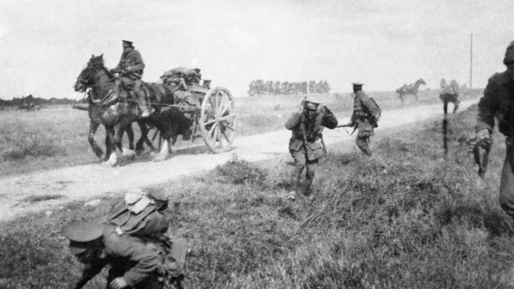 Tropas británicas se refugian del fuego artillero enemigo.