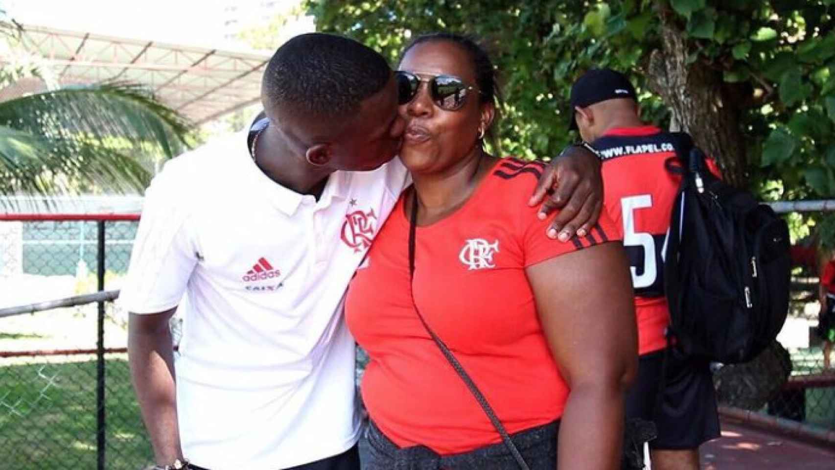 El futbolista besa a su madre, Fernanda, cuando militaba en los juveniles del Flamengo.