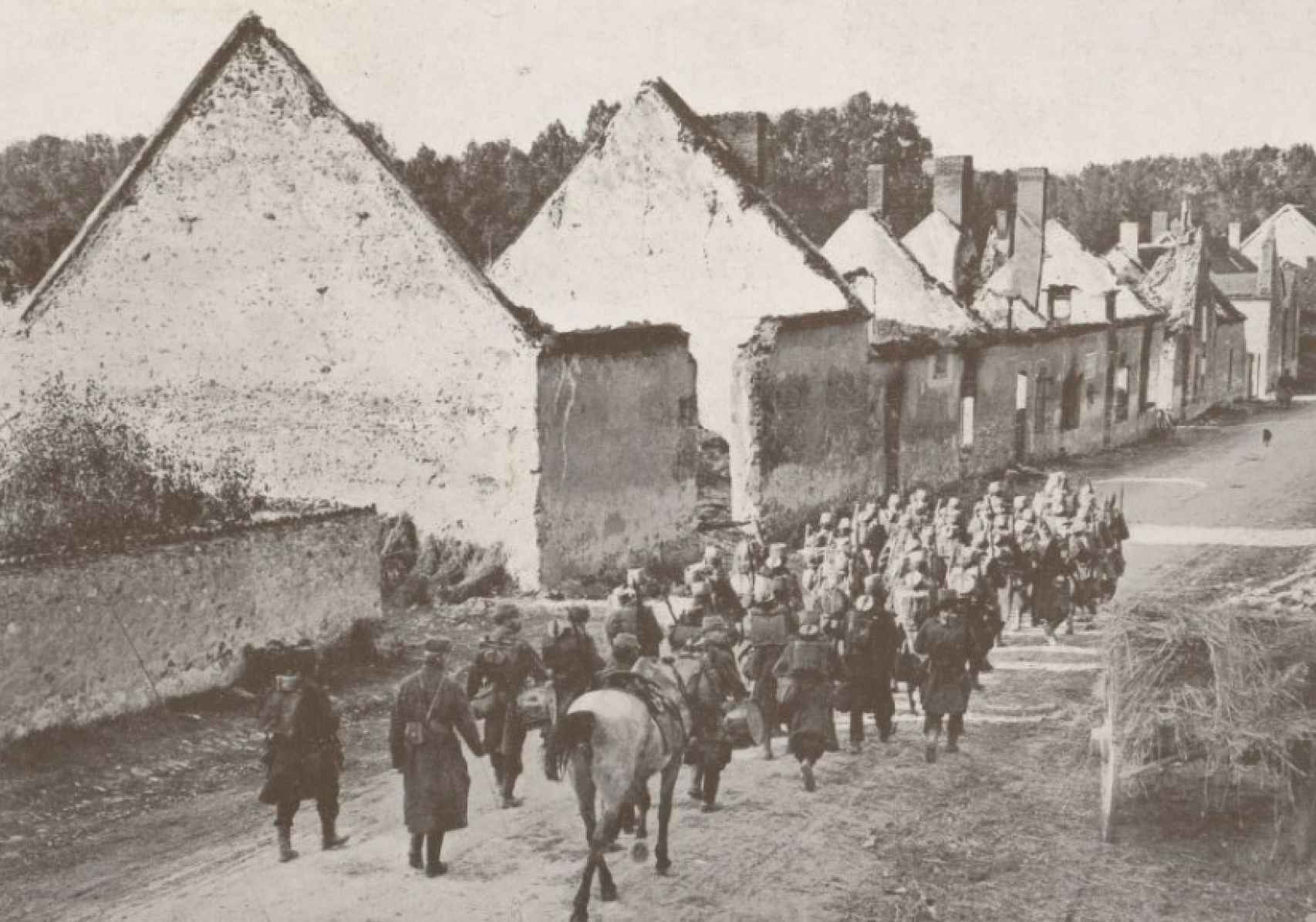 Sección de soldados franceses atreviesan el pueblo de Soizy-aux-Bois.