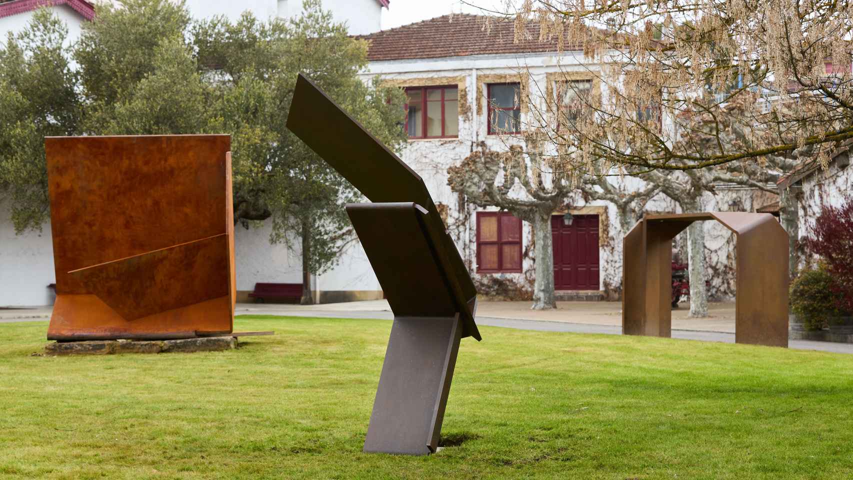 Las esculturas de Pablo Palazuelo también se pueden ver en los jardines de Cvne. Foto: James Sturcke © Fundación Pablo Palazuelo