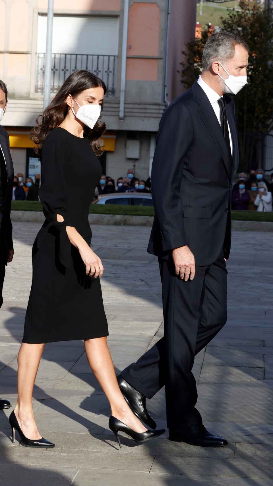 La reina Letizia ha vestido de negro, como marca el protocolo en este tipo de actos.