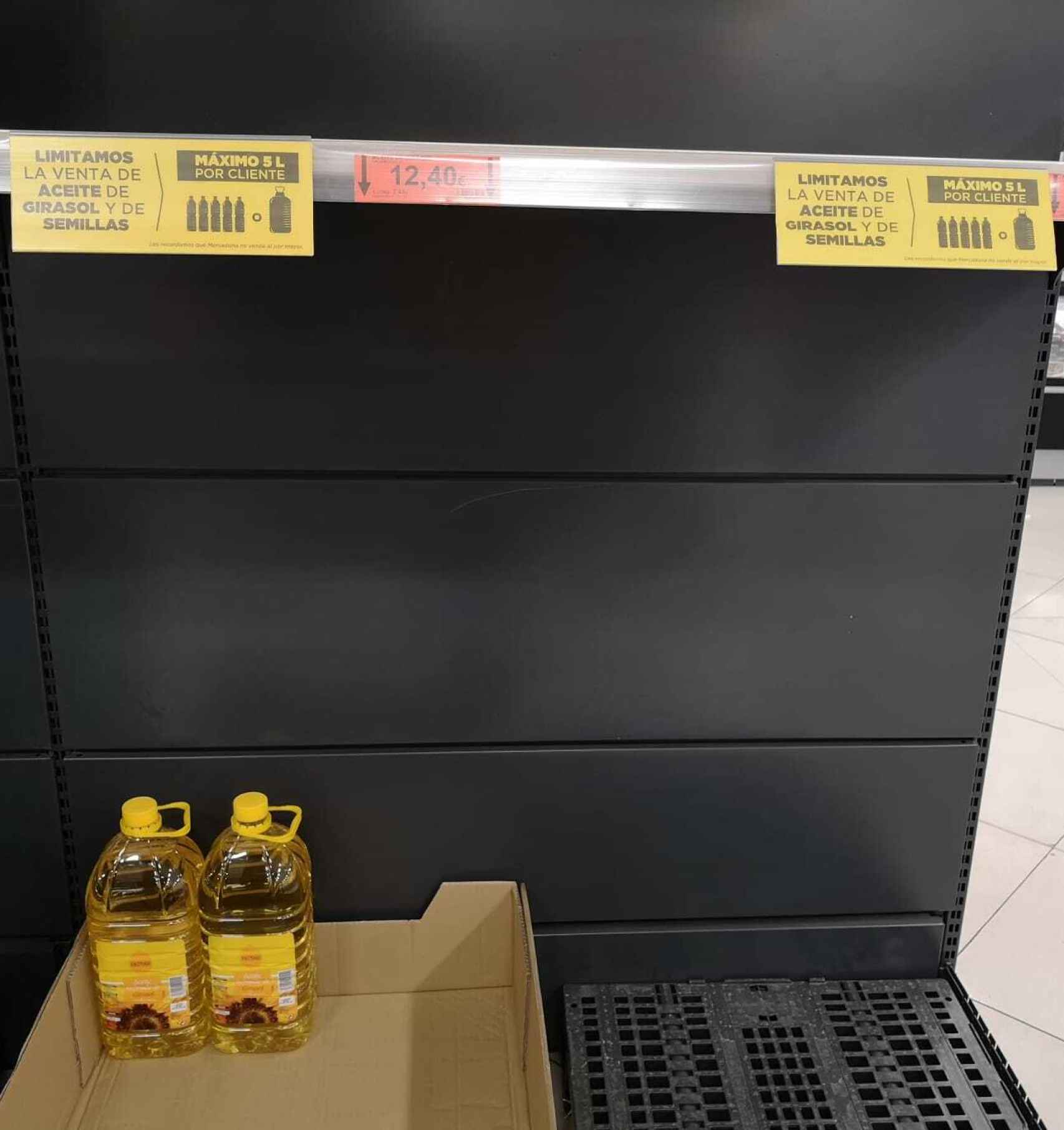Estantes del aceite de girasol en una supermercado de Sevilla.