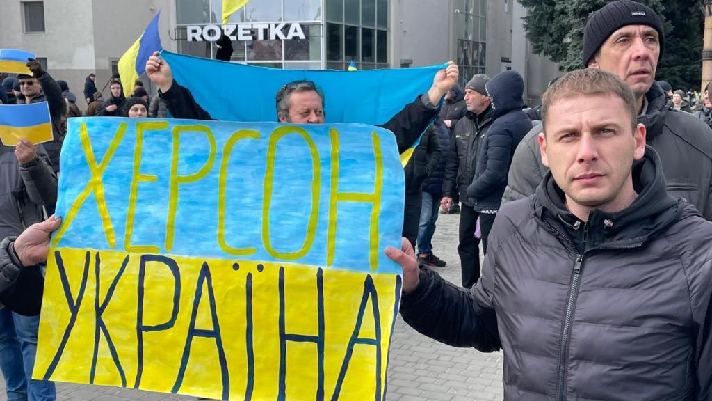 Vitaly en una de las manifestaciones contra el invasor en Jersón.