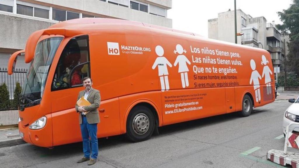 Ignacio Arsuaga, frente au famoso autobús tránsfobo.