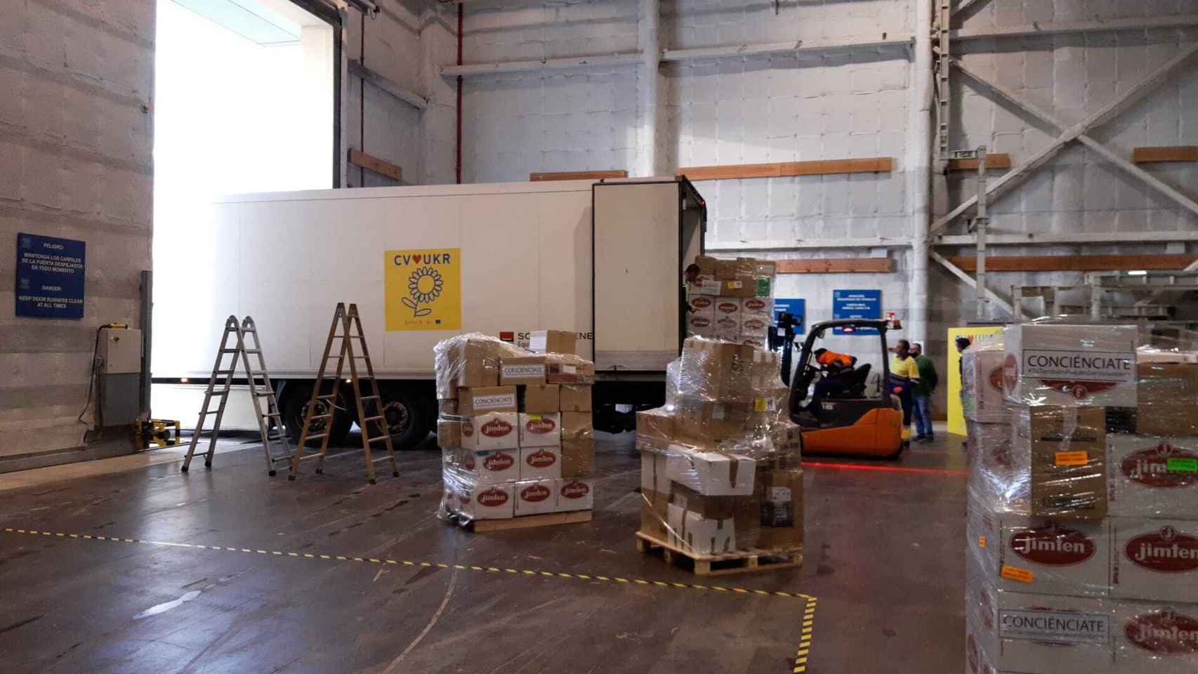 Llegan los refugiados al hospital de campaña de Alicante y sale el primer camión con material de ayuda humanitaria.