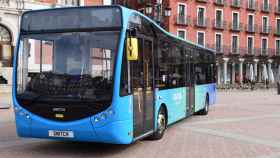 Imagen de un autobús de Switch Mobility en la Plaza Mayor de Valladolid.