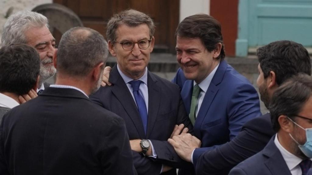 El presidente gallego, Alberto Núñez Feijóo, y el de Castilla y León, Alfonso Fernández Mañueco