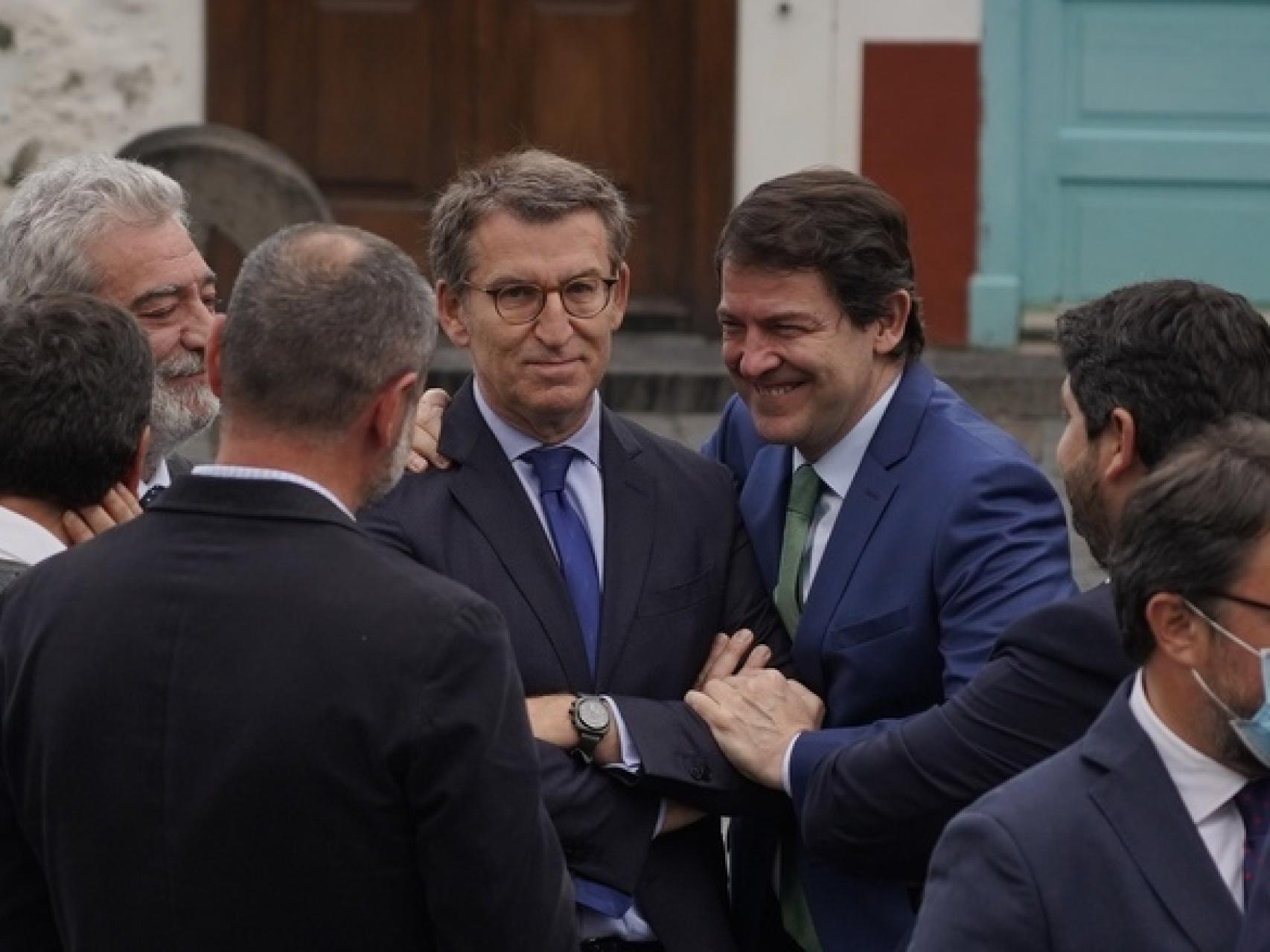 El presidente gallego, Alberto Núñez Feijóo, y el de Castilla y León, Alfonso Fernández Mañueco,  en La Palma el pasado sábado