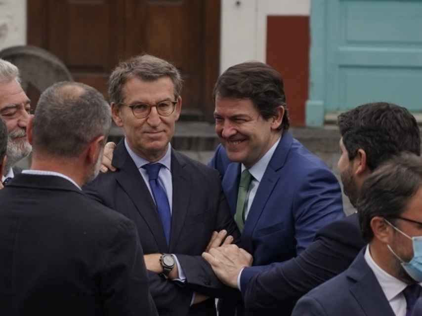 El presidente gallego, Alberto Núñez Feijóo, y el de Castilla y León, Alfonso Fernández Mañueco,  en La Palma el pasado sábado