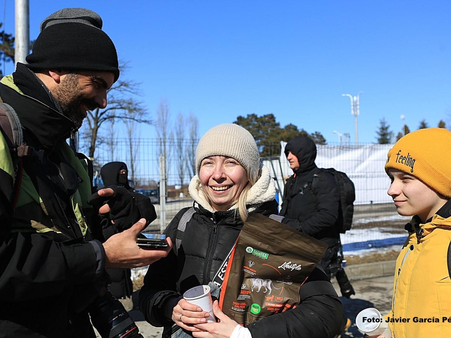 César Cid entrevistando a Irina (38) y Bárbara (12), llegados de Zaporizhja tras dos días de duro viaje.