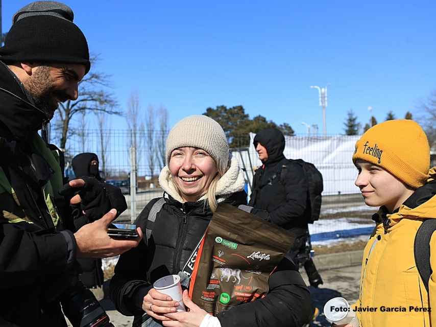 César Cid entrevistando a Irina (38) y Bárbara (12), llegados de Zaporizhja tras dos días de duro viaje.