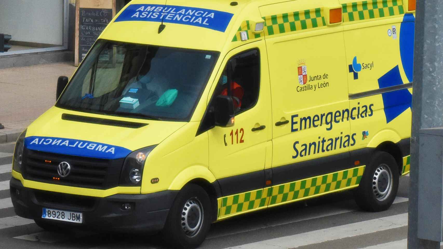 Ambulancia del Sacyl por Zamora - ARCHIVO