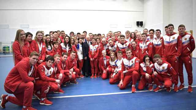 Vládimir Putin posa junto a los equipos de natación de Rusia