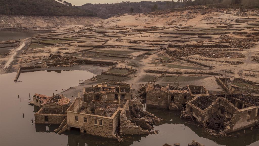 El pueblo de Aceredo, en Lobios (Ourense), sepultado en los 90 por las aguas del embalse.