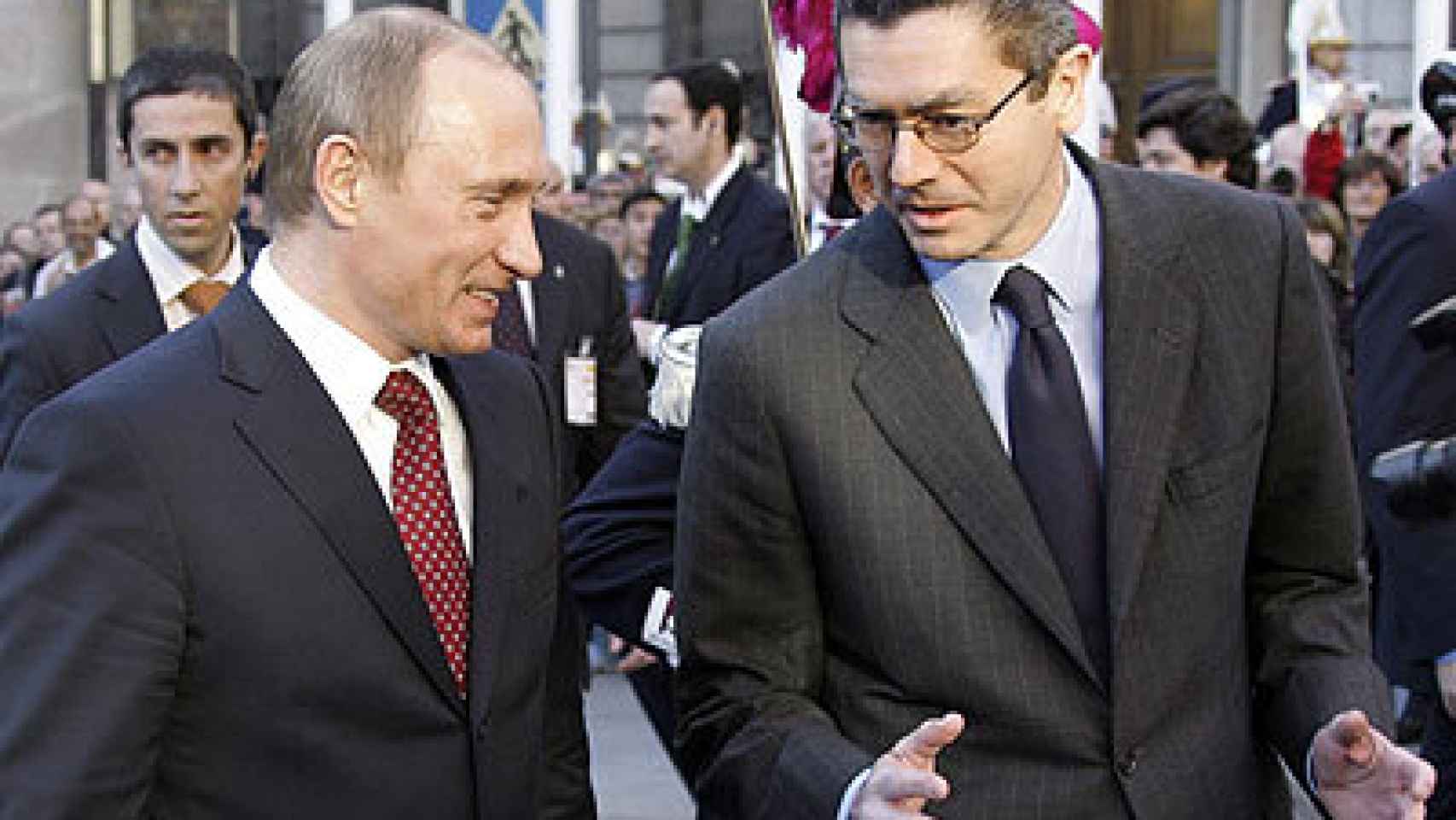 El ex alcalde de Madrid, Alberto Ruiz-Gallardón, recibe al presidente de Rusia, Vladimir Putin, en el acto en el que se le hizo entrega de la Llave de Oro de la capital.