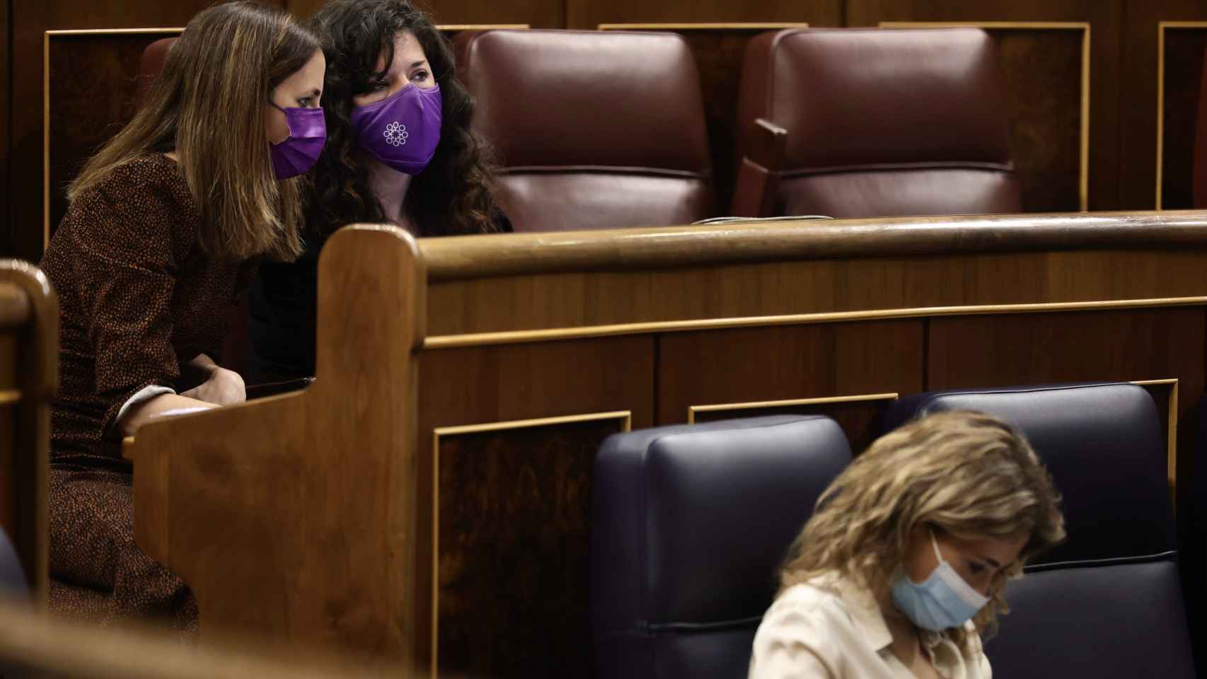 La ministra Ione Belarra conversa con Sofía Castañón, portavoz de Podemos.