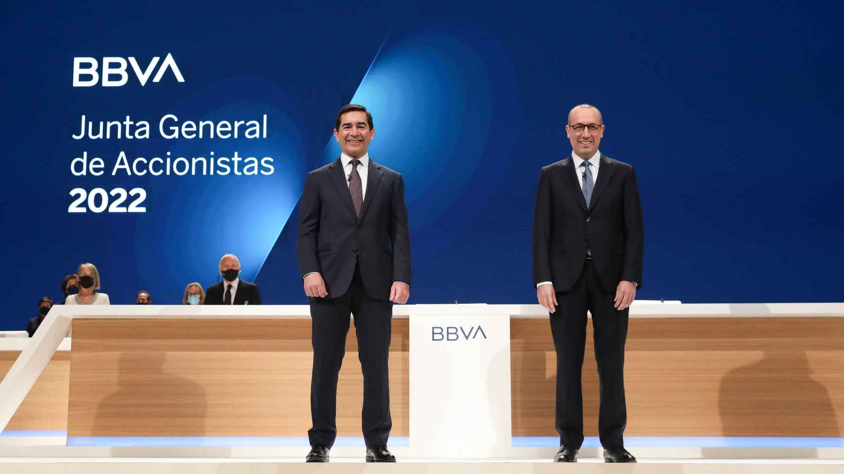 Carlos Torres, presidente de BBVA, y Onur Genç, consejero delegado, durante la junta de accionistas.