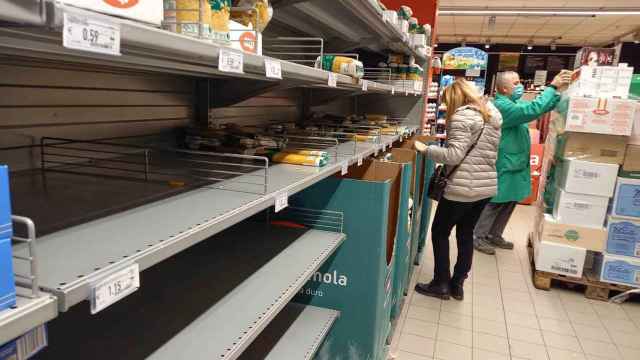Lineal de supermercado vacío.