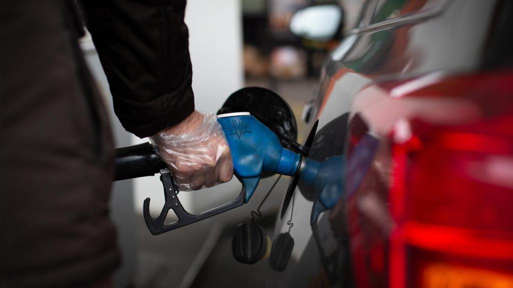 Un usuario durante un repostaje en una gasolinera.