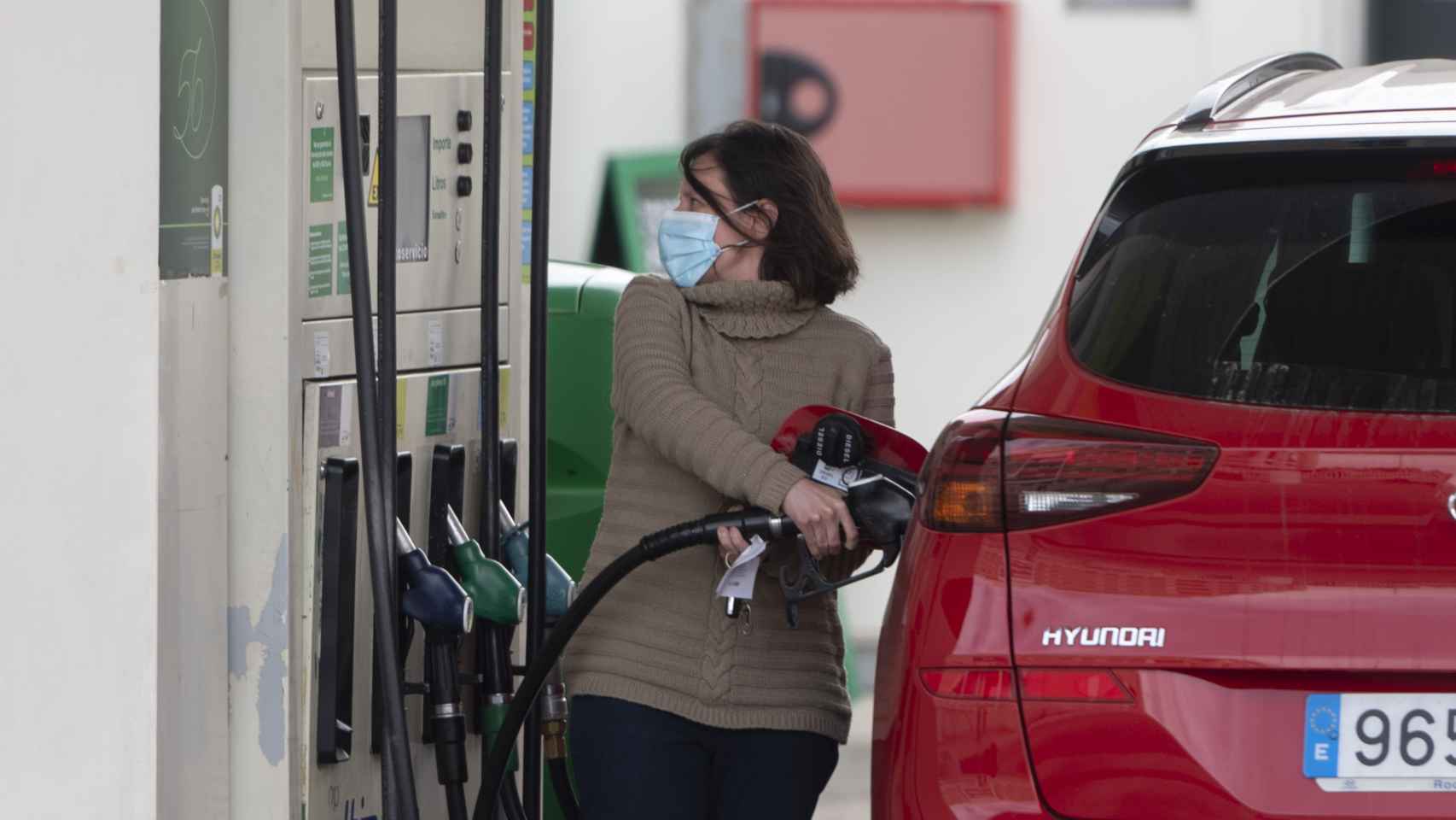 En los últimos días, algunas compañías han lanzado rebajas en el precio de los combustibles.
