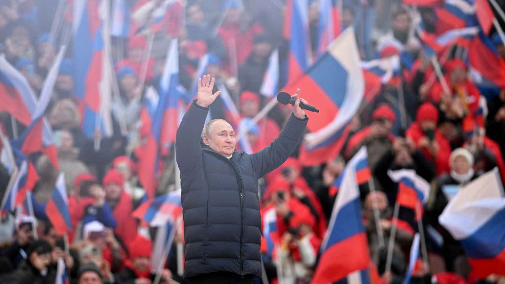 Cerca de 200.000 personas aclaman a Putin en Moscú.