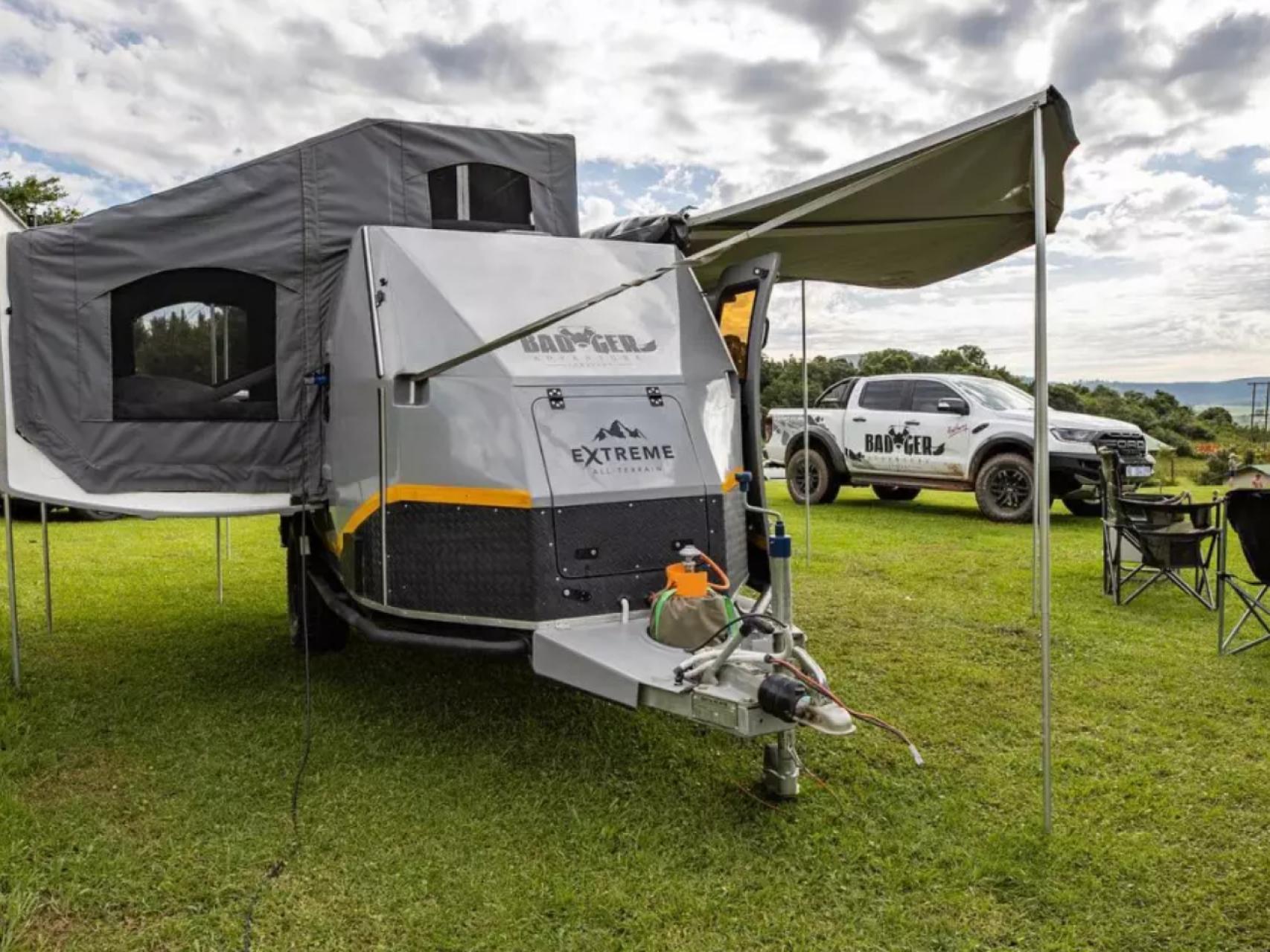 Este remolque con techo desplegable se convierte en una caravana