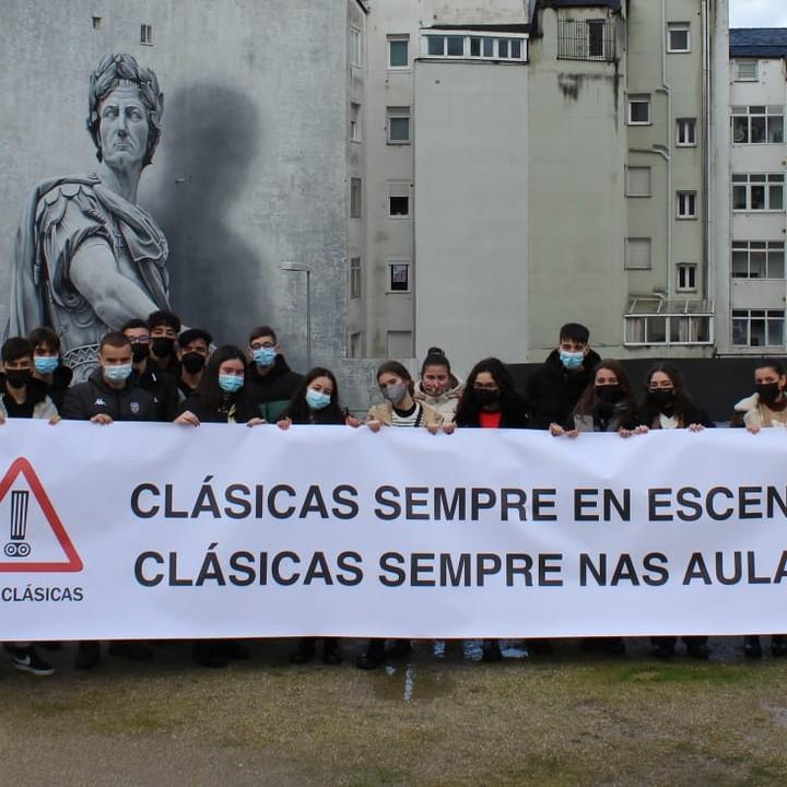 Las reivindicaciones de @sosclasicas ante el mural de Julio César de Diego As en Lugo.
