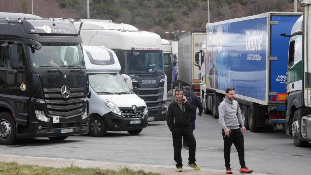 Camiones en la A-55 por la huelga de transportes.