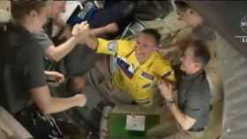 Uno de los cosmonautas entra en la Estación Espacial Internacional.