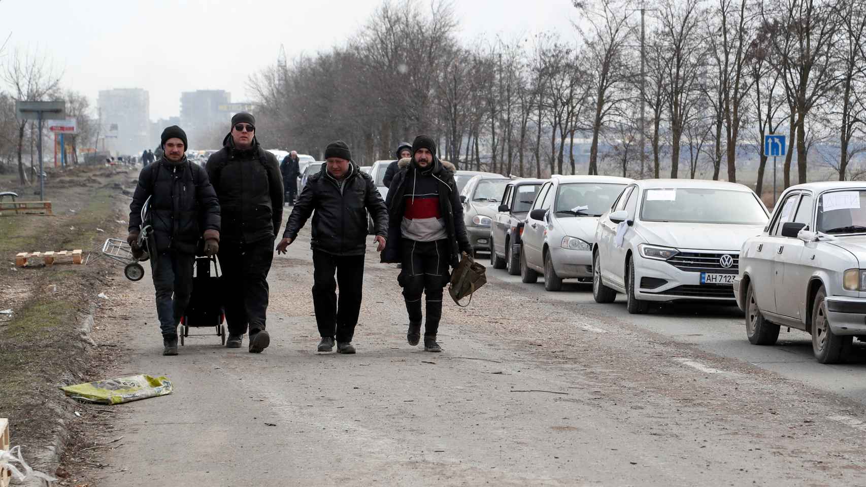 Un grupo de evacuados abandona la ciudad sitiada de Mariúpol.
