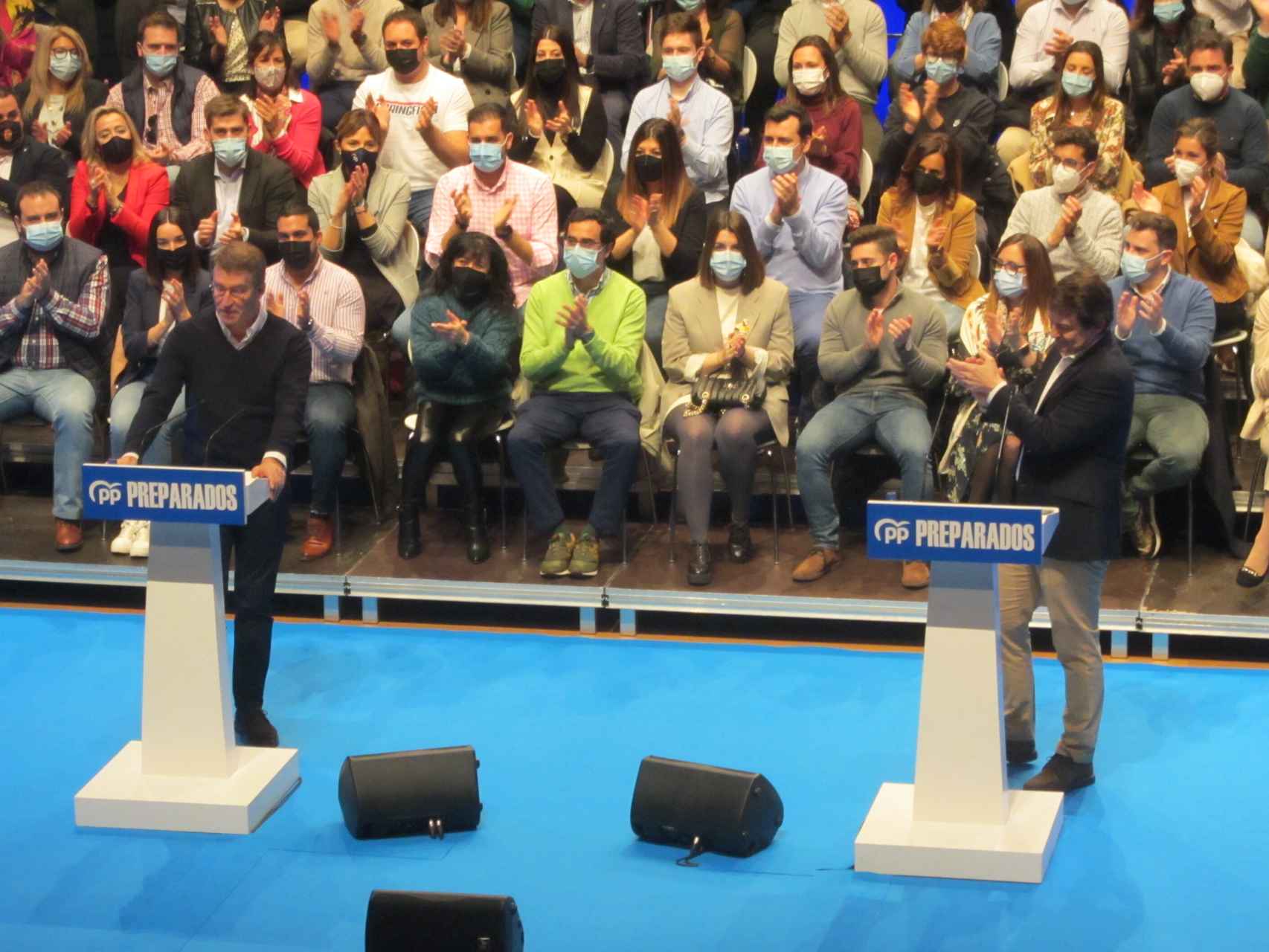 El candidato a la presidencia de la Junta, Alfonso Fernández Mañueco, aplaude al líder de facto del PP, Alberto Núñez Feijóo, durante el acto de este sábado en Valladolid.
