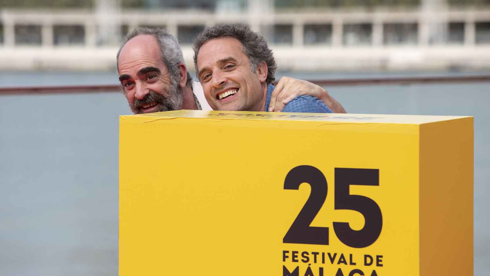 El director Daniel Guzmán (d) junto al actor Luis Tosar (i) posan durante la presentación del largometraje 'Canallas'.